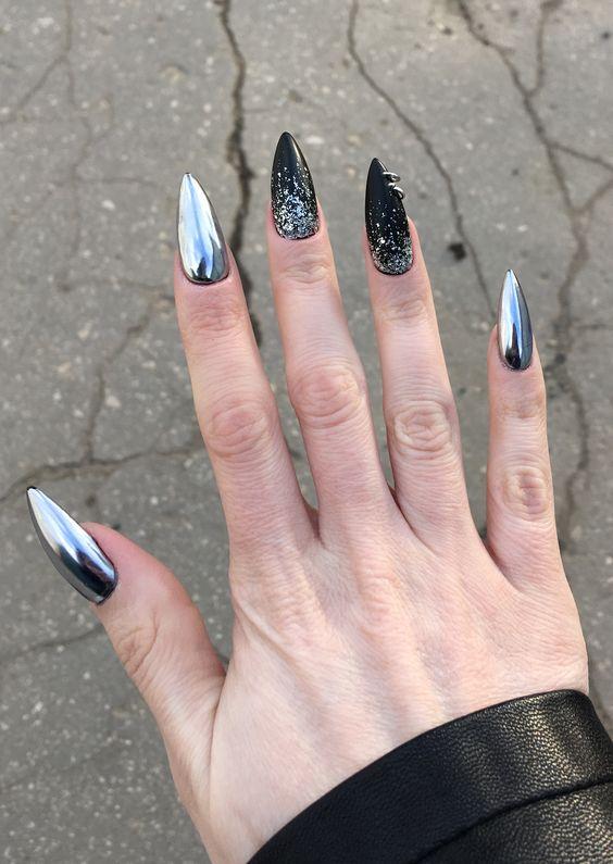 ιδέες-για-μαύρα νύχια-με-γκλίτερ-για-τα-Χριστούγεννα 2023- ιδέες-για-μαύρα νύχια-με-γκλίτερ-για-τα-Χριστούγεννα 2023-