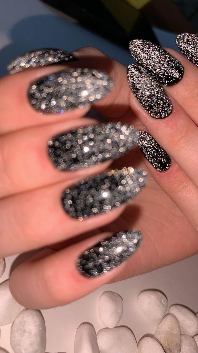 ιδέες-για-μαύρα νύχια-με-γκλίτερ-για-τα-Χριστούγεννα 2023- ιδέες-για-μαύρα νύχια-με-γκλίτερ-για-τα-Χριστούγεννα 2023-