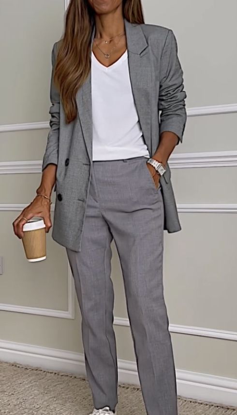 Η Ελένη Μενεγάκη απογειώνει το office look με το σύνολο της – Το κομμάτι που πρέπει οπωσδήποτε να αποκτήσεις