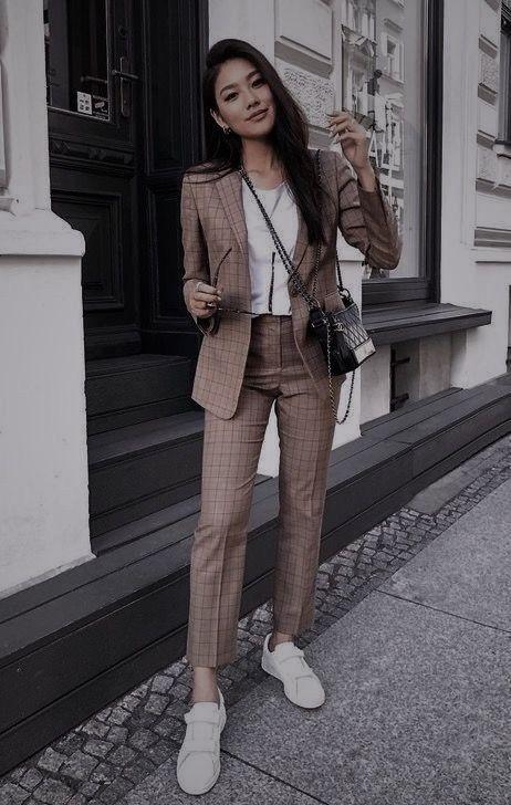 Η Ελένη Μενεγάκη απογειώνει το office look με το σύνολο της – Το κομμάτι που πρέπει οπωσδήποτε να αποκτήσεις