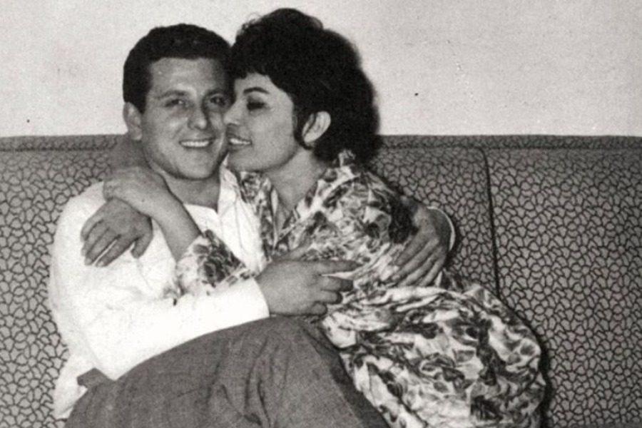 “Ναι τέτοιος κωλοχαρακτήρας ήμουν, όσο ήταν εντάξει ο Κώστας ήμουν κι εγώ, μόλις μου κουνιόταν, αμέσως τον κεράτωνα”. Η θυελλώδης σχέση του απολύτου θυληκού του Ελληνικού κινηματογράφου με τον Κώστα Βουτσά