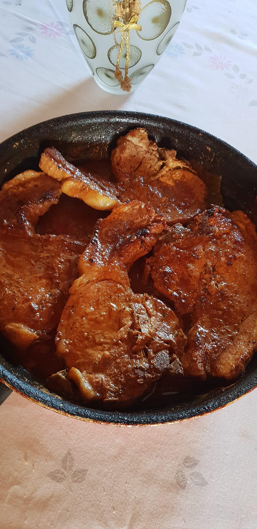 χοιρινές-μπριζόλες-με-σάλτσα κρασιού-συνταγή- χοιρινές-μπριζόλες-με-σάλτσα κρασιού-συνταγή-