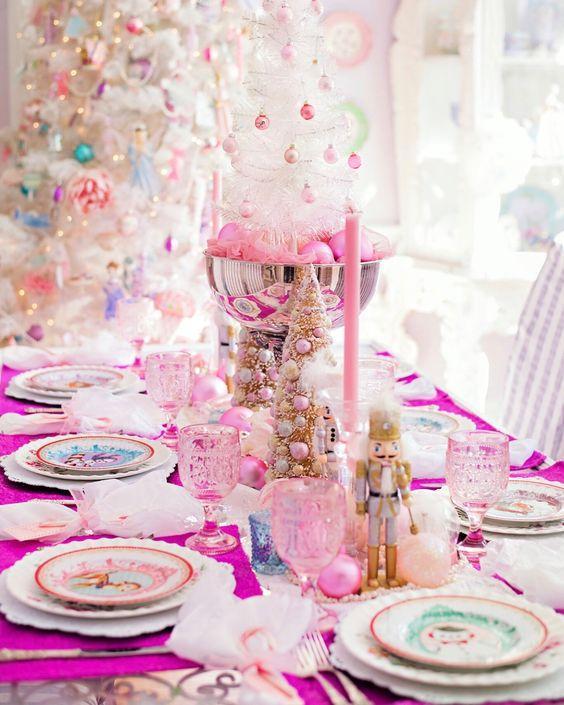 χριστουγεννιάτικη-διακόσμηση-στο-τραπέζι-σε-ροζ-ιδέες-