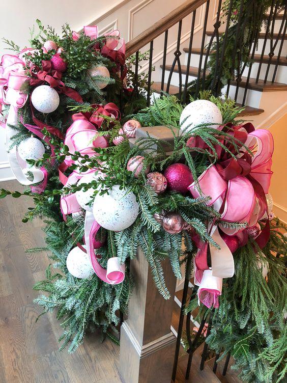 γιρλάντες-από-φυσικά υλικά-με-ροζ-στολίδια-και-μπάλες-ιδέες-