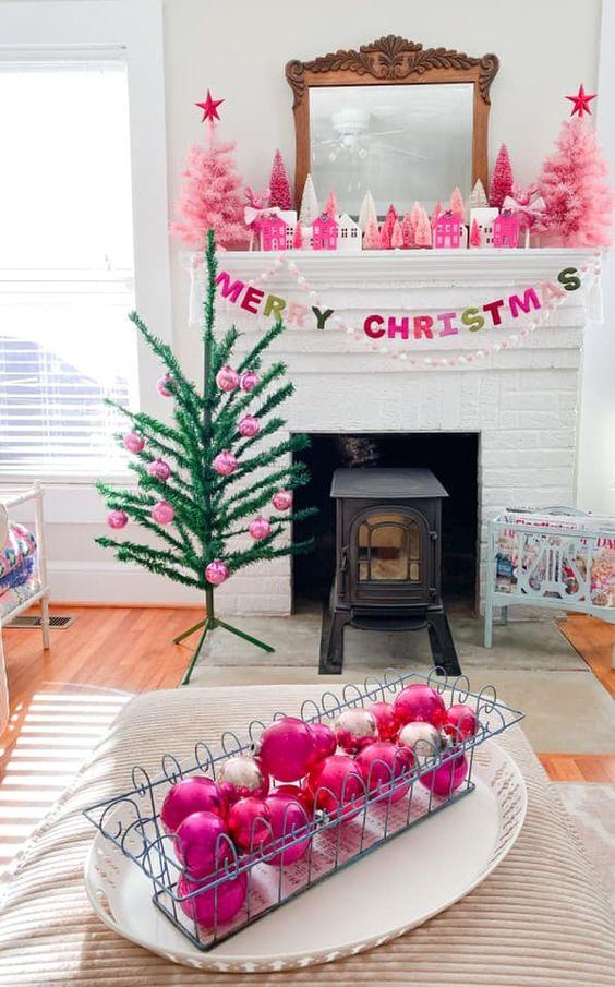 ροζ-χριστουγεννιάτικα-διακοσμητικά-για-το-τζάκι-και-χριστουγεννιάτικος δίσκος-με-ροζ μπάλες-ιδέες-