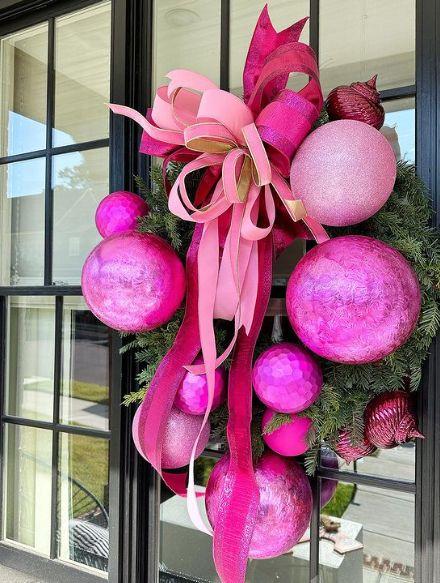 ροζ-χριστουγεννιάτικο στεφάνι-με-ροζ-χριστουγεννιάτικες μπάλες-ιδέες-