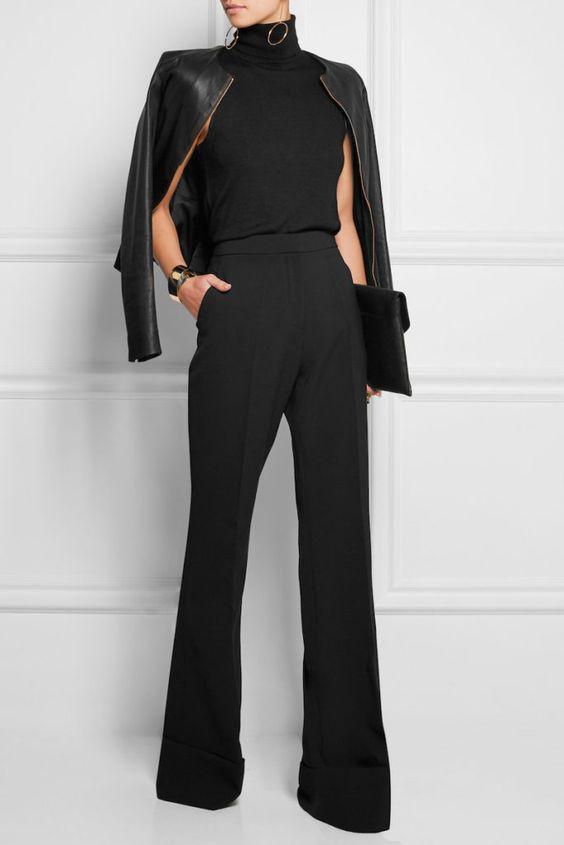 Total black γυναικείο ντύσιμο : Η Ιουλία απο την Γη της ελιάς το υποστηρίζει απόλυτα και εμείς σου το προτείνουμε