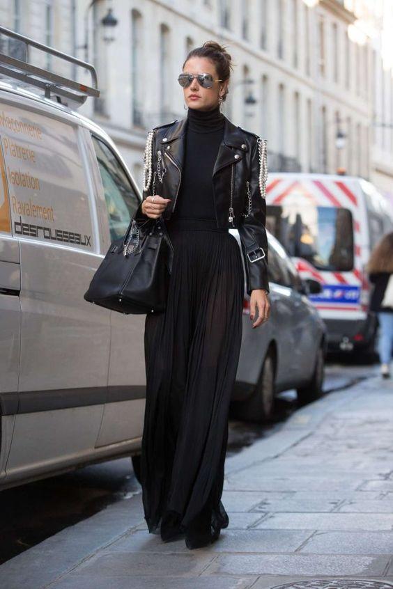 Total black γυναικείο ντύσιμο : Η Ιουλία απο την Γη της ελιάς το υποστηρίζει απόλυτα και εμείς σου το προτείνουμε