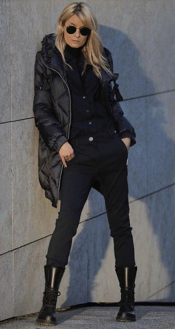 Total black γυναικείο ντύσιμο : Η Ιουλία απο την Γη της ελιάς το υποστηρίζει απόλυτα και εμείς σου το προτείνουμε