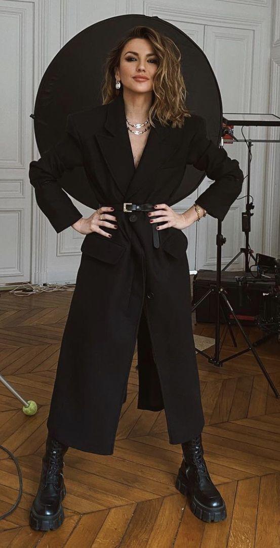 Total black γυναικείο ντύσιμο : Η Ιουλία απο την Γη της ελιάς το υποστηρίζει απόλυτα και εμείς σου το προτείνουμε