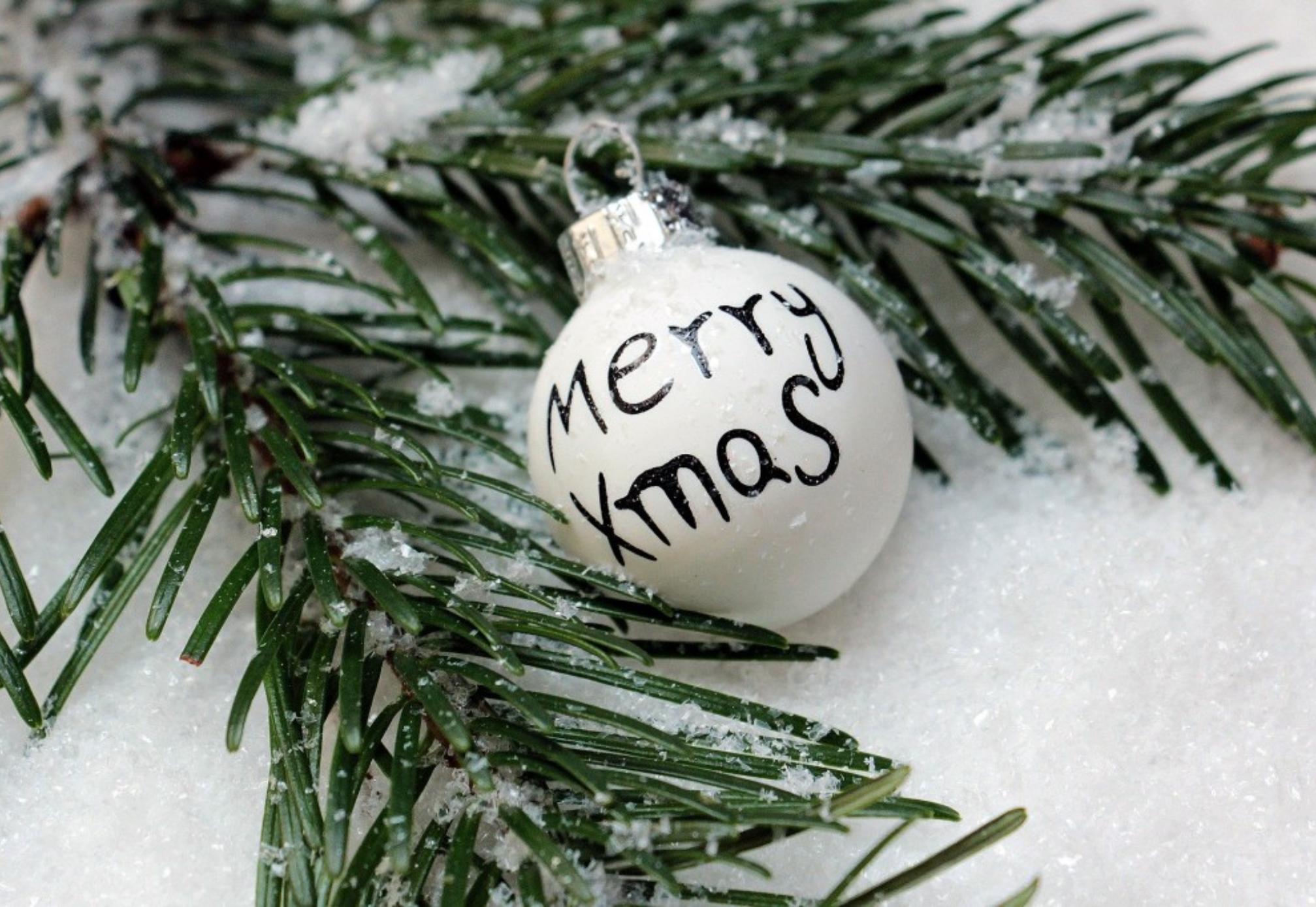 Σκόνη μούχλα και μυρωδιά κλεισούρας στα χριστουγεννιάτικα στολίδια: Κάντε τα σαν καινούρια εύκολα και γρήγορα