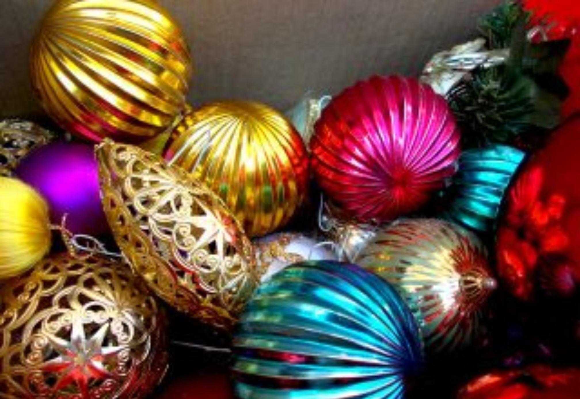 Σκόνη μούχλα και μυρωδιά κλεισούρας στα χριστουγεννιάτικα στολίδια: Κάντε τα σαν καινούρια εύκολα και γρήγορα