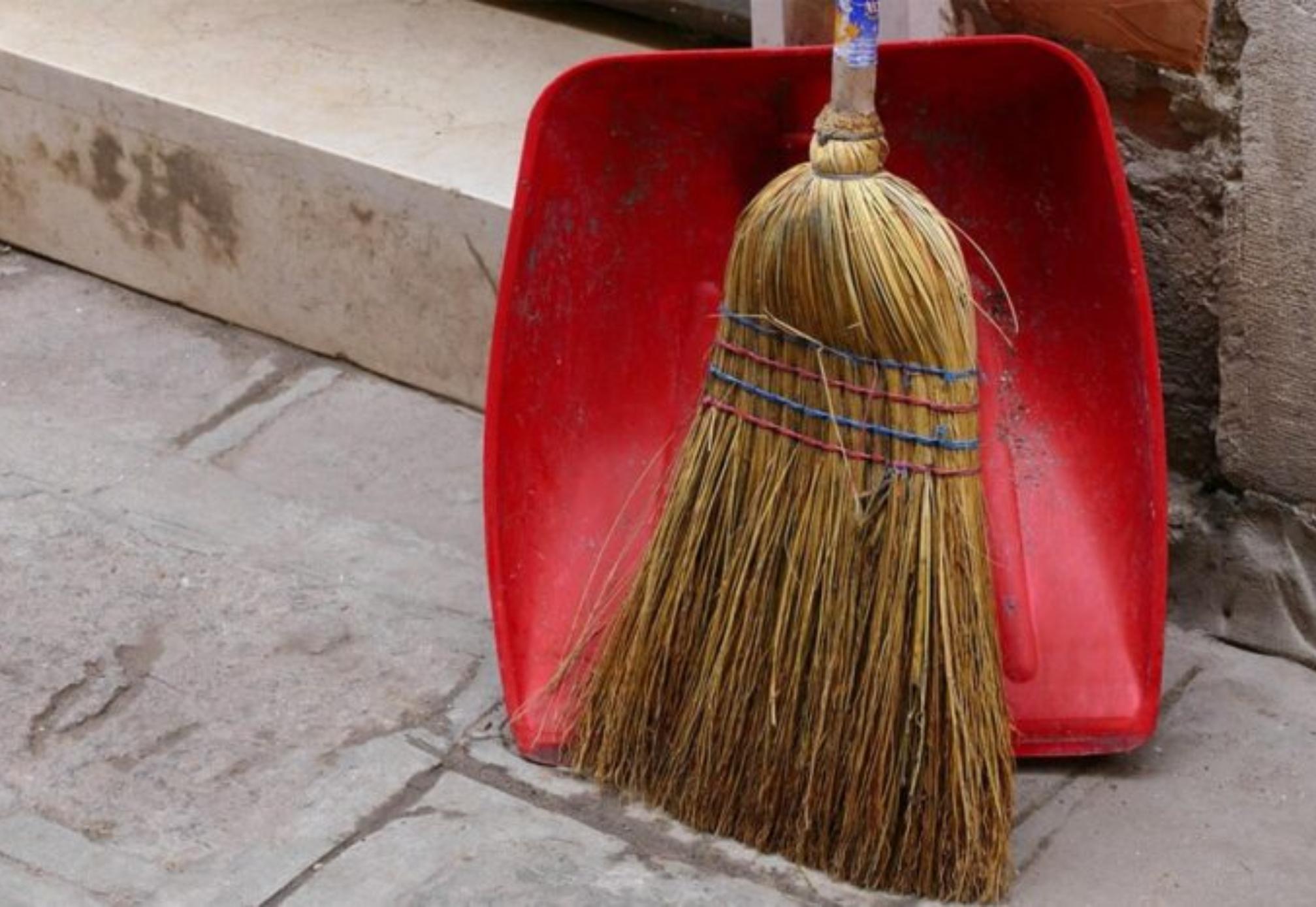 Σκουριά στίγματα και κουτσουλιές πουλιών στα κάγκελα και το μπαλκόνι: Κάντε τα να αστράφτουν πριν στολίσετε για τα Χριστούγεννα