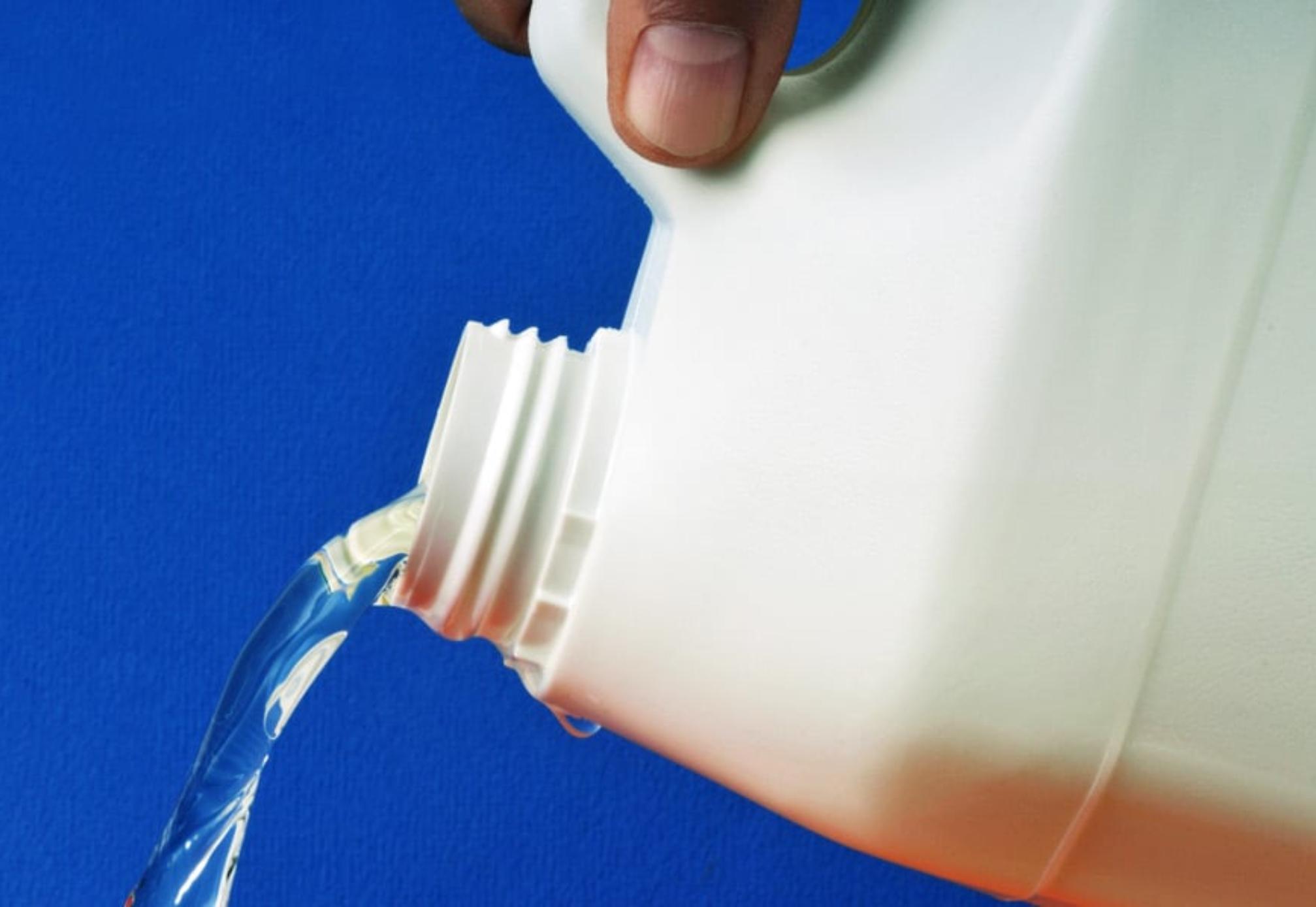 Σκουριά στίγματα και κουτσουλιές πουλιών στα κάγκελα και το μπαλκόνι: Κάντε τα να αστράφτουν πριν στολίσετε για τα Χριστούγεννα