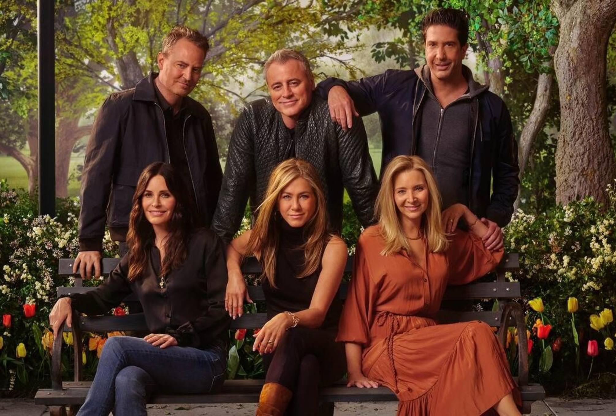 Matthew Perry: Ο ρόλος του Τσάντλερ η μάχη με τον εθισμό οι αποτυχημένες σχέσεις του και πως κατέληξε να πεθάνει μόνος ενώ ονειρευόταν την τέλεια οικογένεια