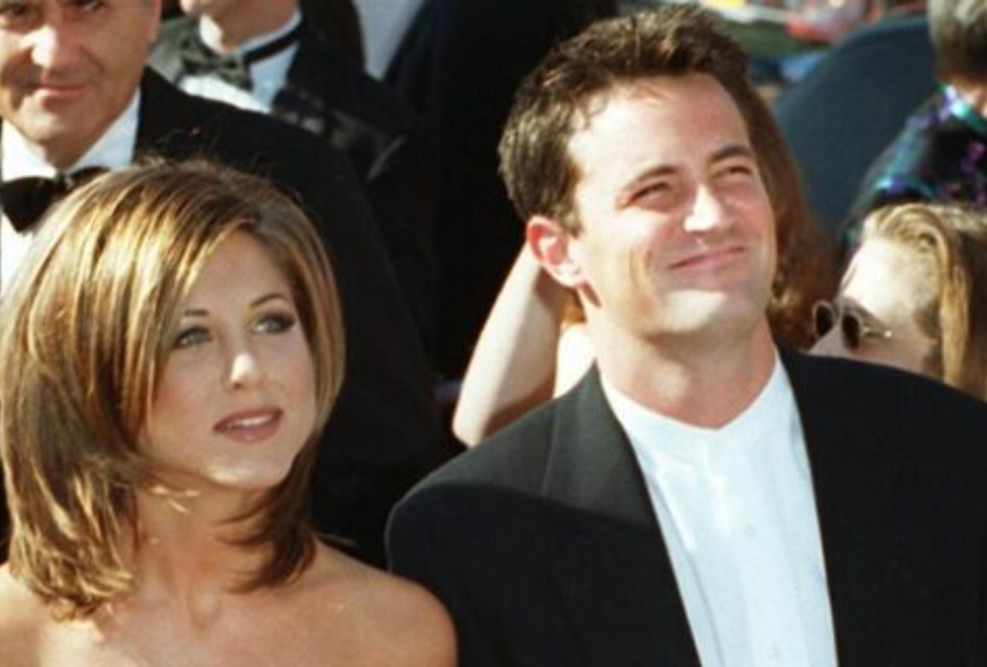 Matthew Perry: Ο ρόλος του Τσάντλερ η μάχη με τον εθισμό οι αποτυχημένες σχέσεις του και πως κατέληξε να πεθάνει μόνος ενώ ονειρευόταν την τέλεια οικογένεια