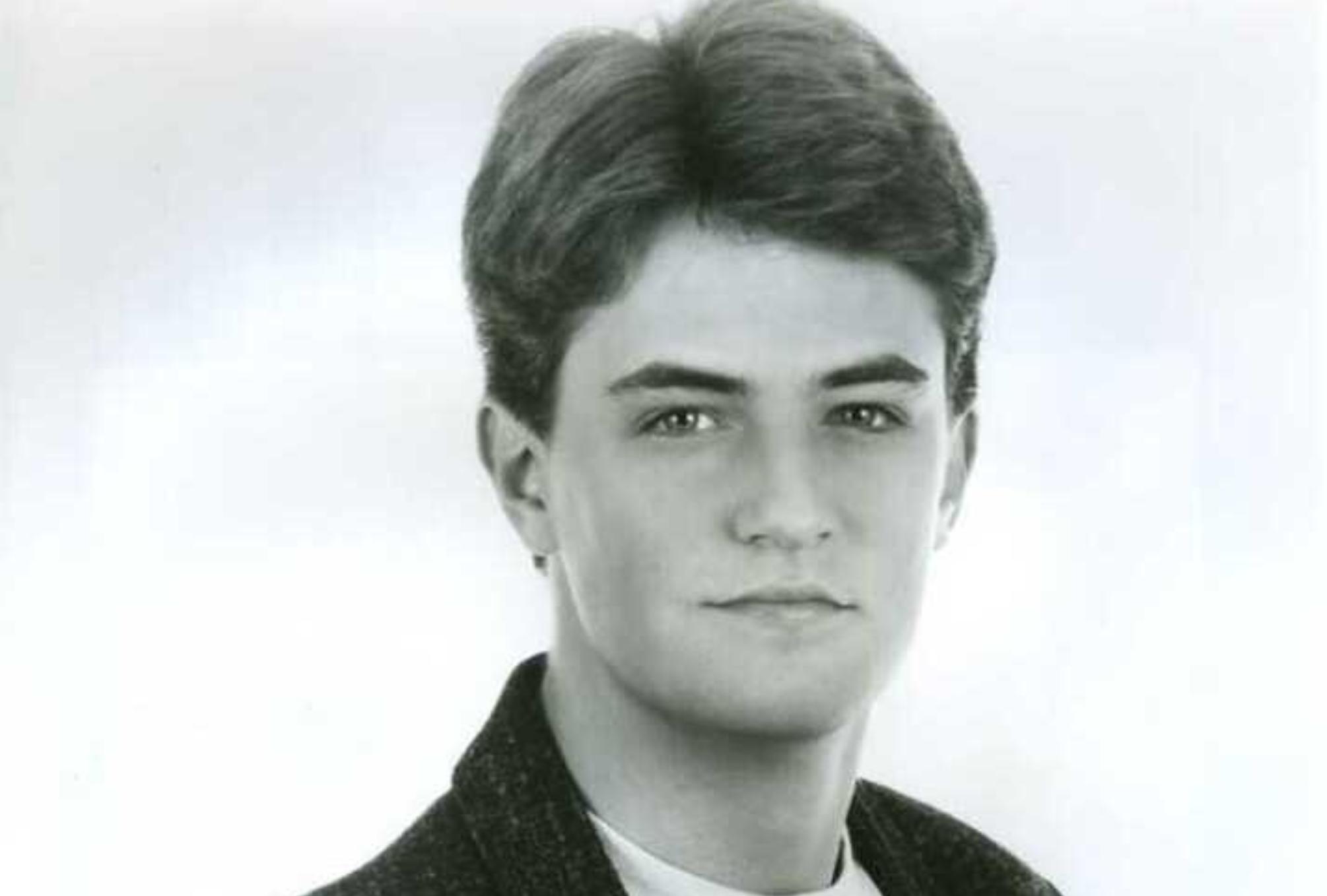 Matthew Perry: Ο ρόλος του Τσάντλερ η μάχη με τον εθισμό τα πρώτα βήματα στο Χόλιγουντ οι αποτυχημένες σχέσεις του και πως κατέληξε να πεθάνει μόνος ενώ ονειρευόταν την τέλεια οικογένεια