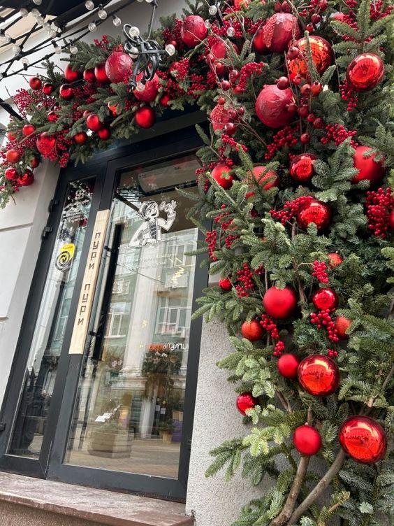 Χριστούγεννα 2023: 36 ιδέες διακόσμησης σε κόκκινο Βουργουνδίας για όλο το σπίτι
