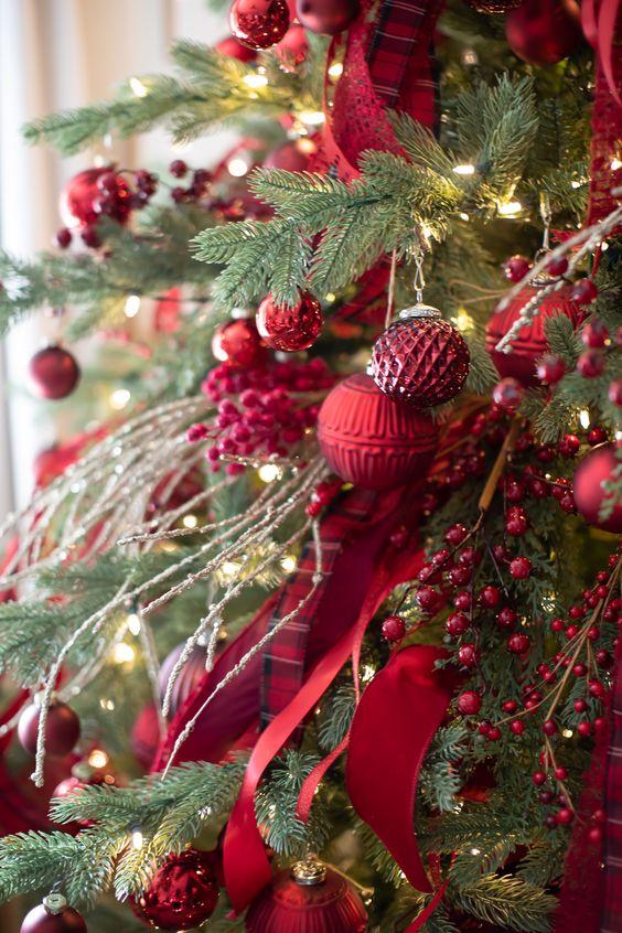 ιδέες-χριστουγεννιάτικης διακόσμησης-σε-κόκκινο-Βουργουνδίας-Χριστούγεννα 2023-