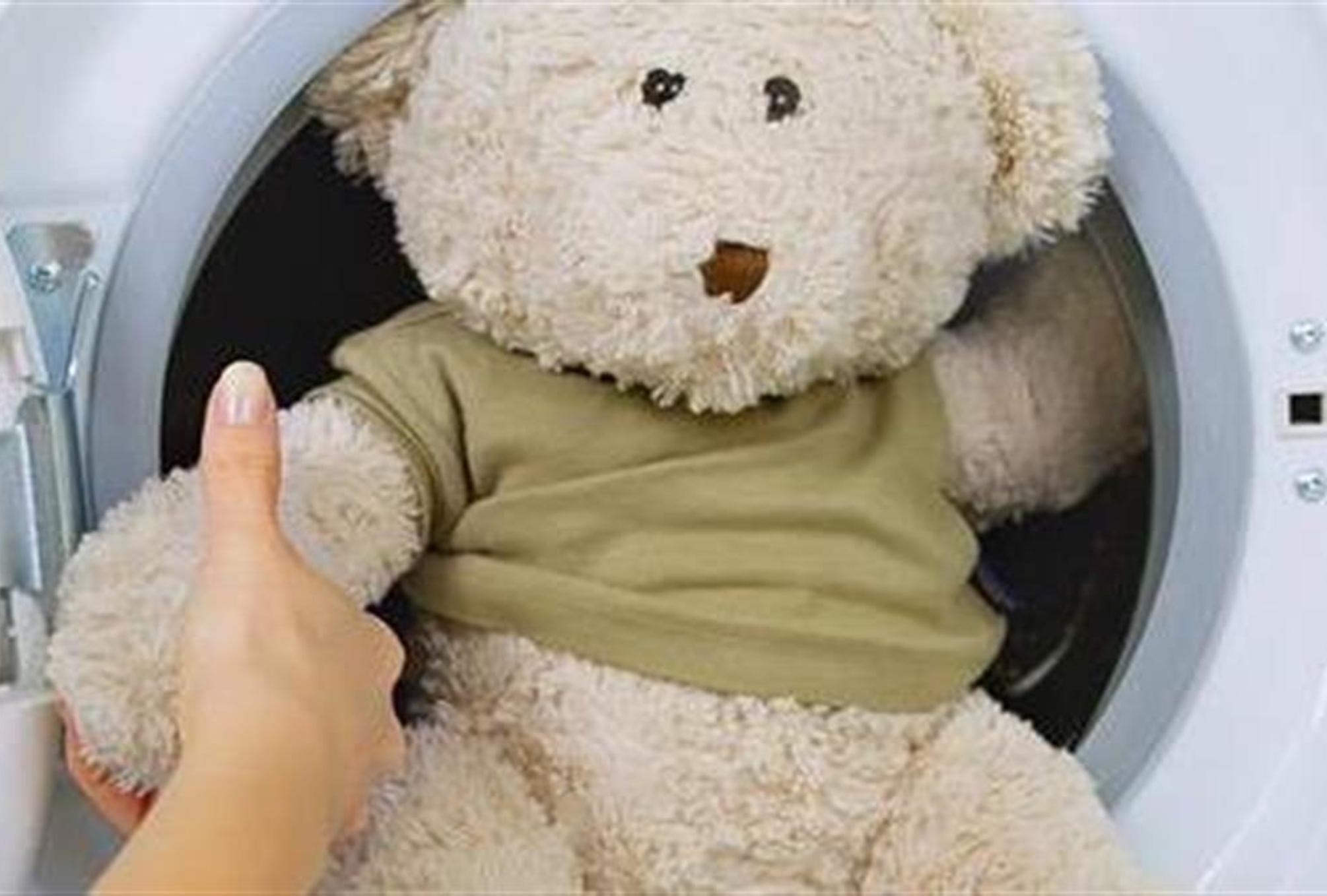 Ξεραμένοι λεκέδες από φαγητό σκόνη μικρόβια και μούχλα στα λούτρινα παιχνίδια του παιδιού σας: Καθαρίστε τα γρήγορα και σωστά