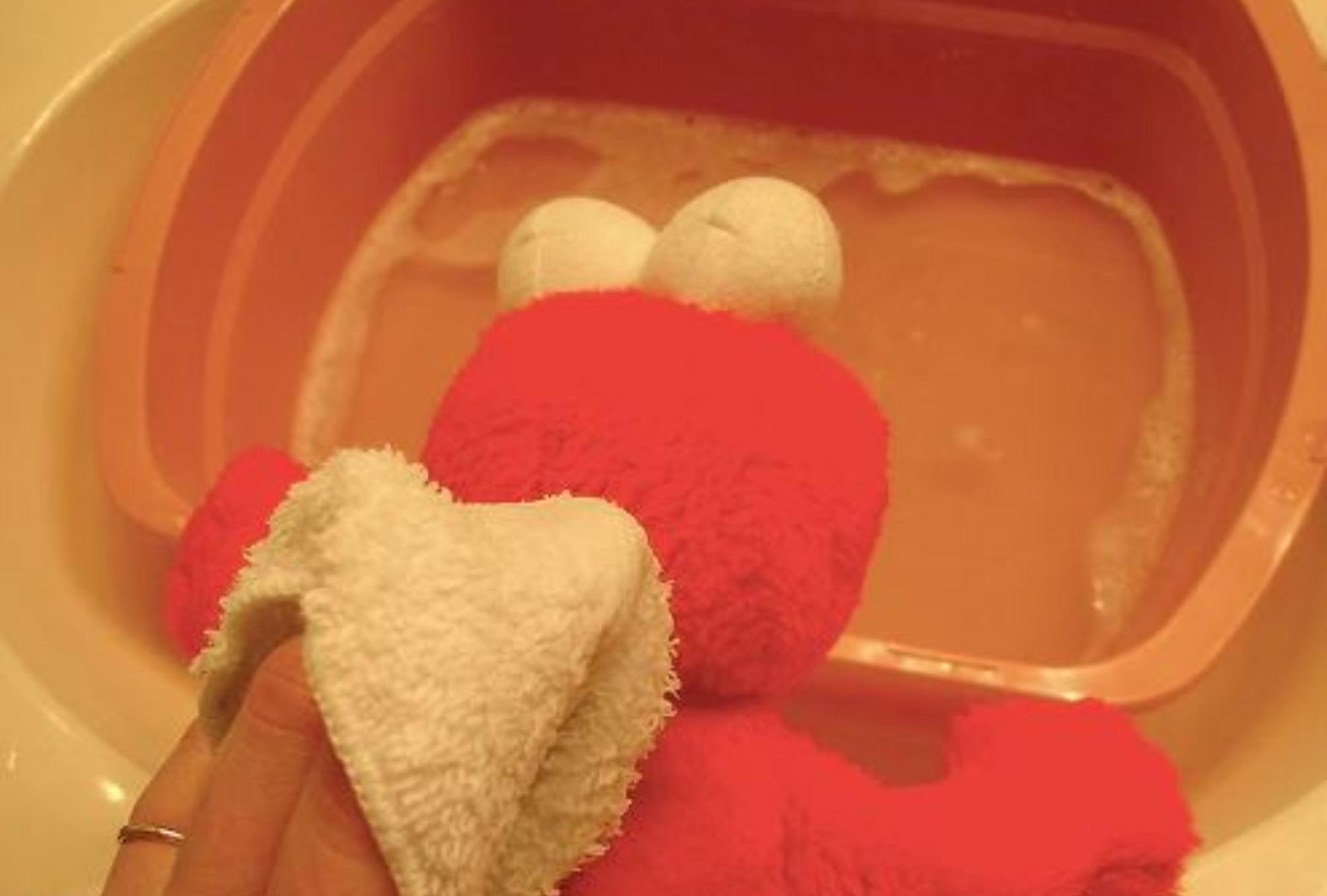 Ξεραμένοι λεκέδες από φαγητό σκόνη μικρόβια και μούχλα στα λούτρινα παιχνίδια του παιδιού σας: Καθαρίστε τα γρήγορα και σωστά