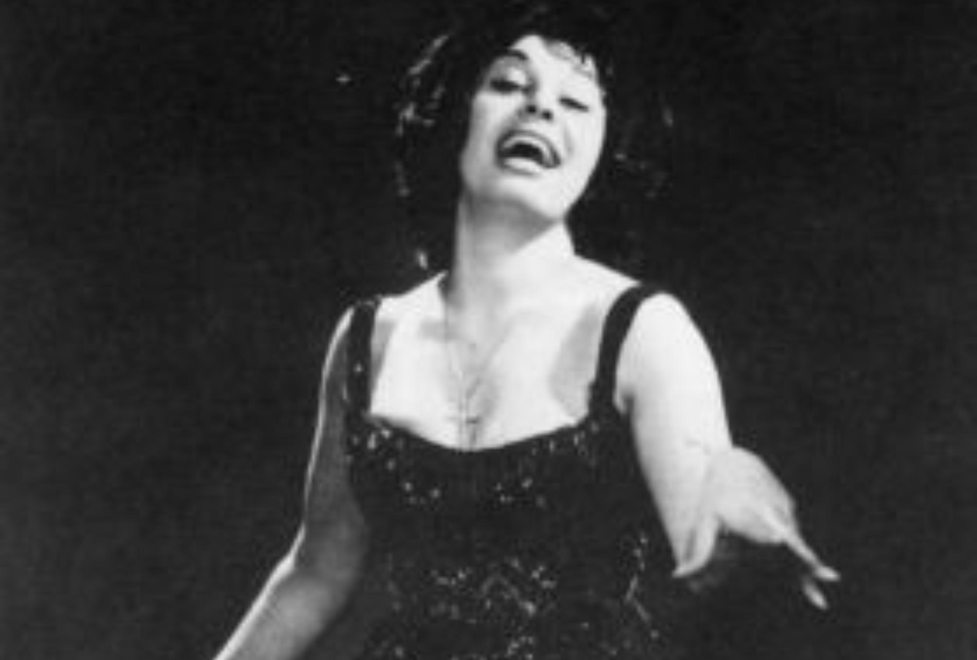 “Ναι τέτοιος κωλοχαρακτήρας ήμουν, όσο ήταν εντάξει ο Κώστας ήμουν κι εγώ, μόλις μου κουνιόταν, αμέσως τον κεράτωνα”. Η θυελλώδης σχέση του απολύτου θυληκού του Ελληνικού κινηματογράφου με τον Κώστα Βουτσά