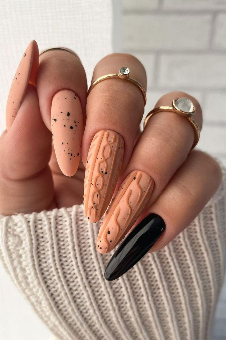 πλεκτά-νύχια-σε-ροδακινί-και-μαύρο-ιδέες-