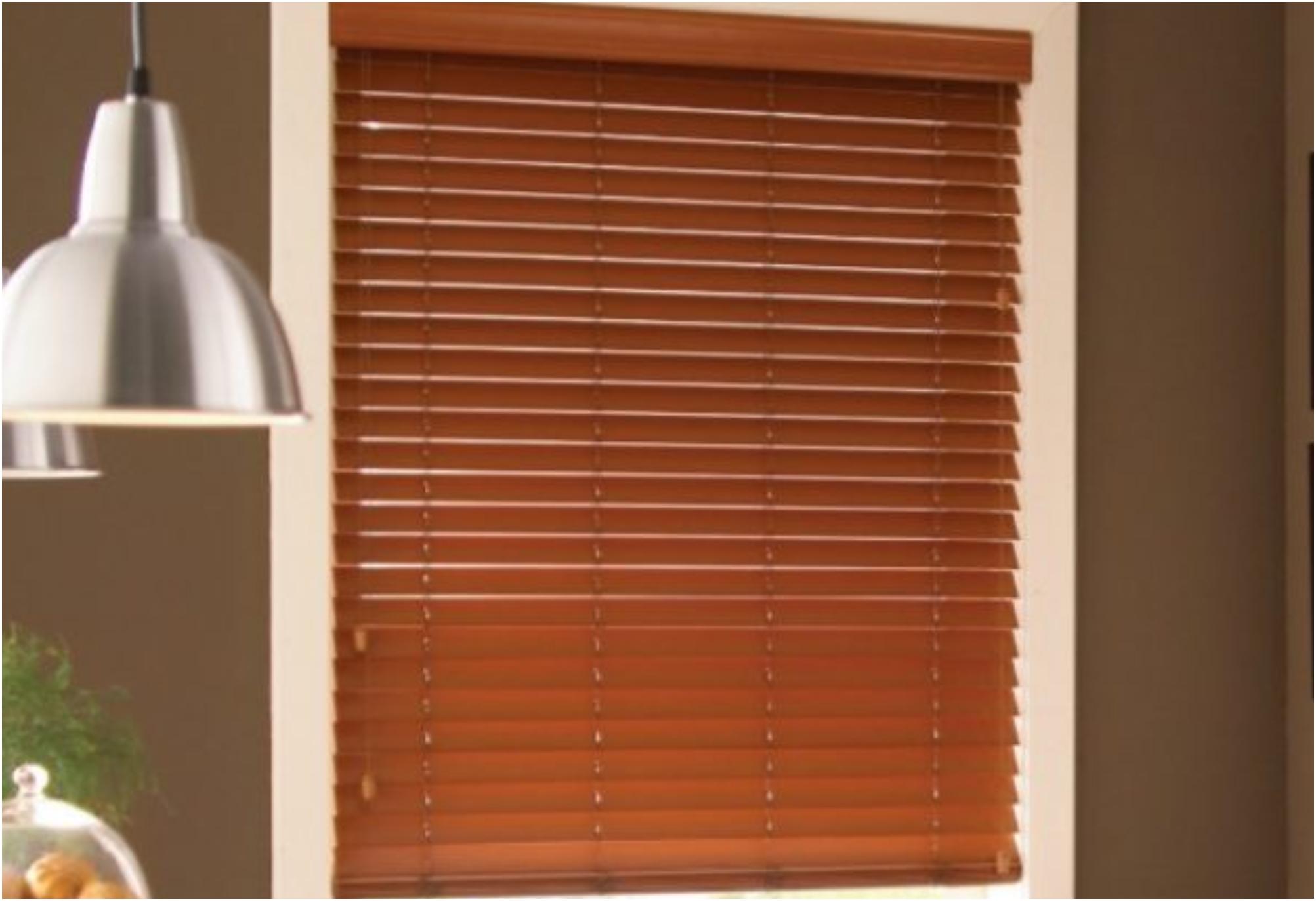 Στίγματα σκόνη και άλατα στα ξύλινα παντζούρια: Ο σωστός τρόπος να τα καθαρίσετε χωρίς να τα καταστρέψετε