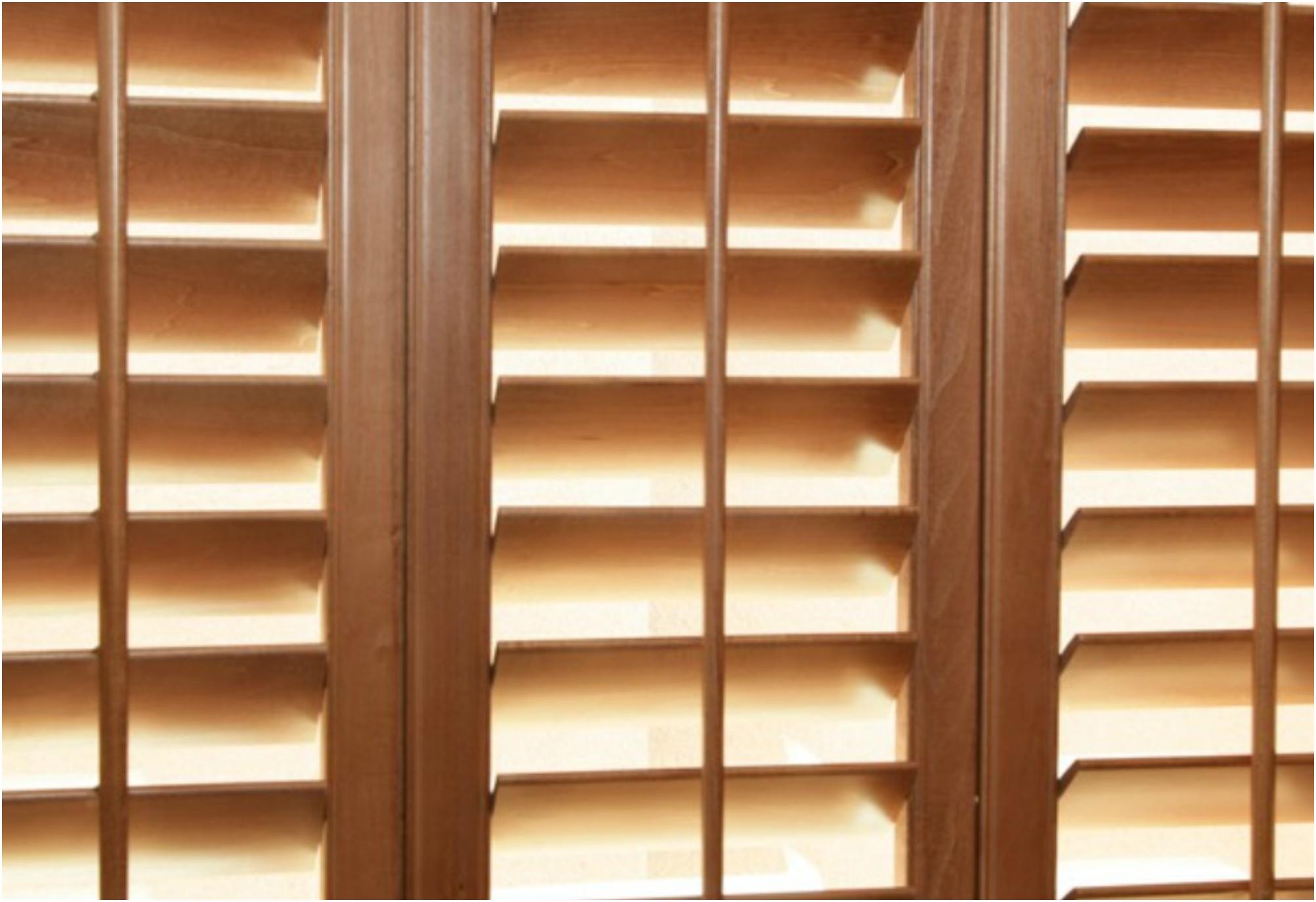 Στίγματα σκόνη και άλατα στα ξύλινα παντζούρια: Ο σωστός τρόπος να τα καθαρίσετε χωρίς να τα καταστρέψετε