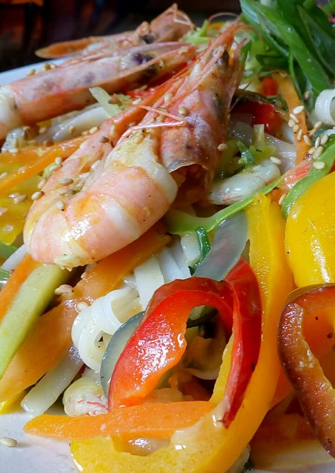 συνταγή-για-noodles-με-γαρίδες-και-λαχανικά-