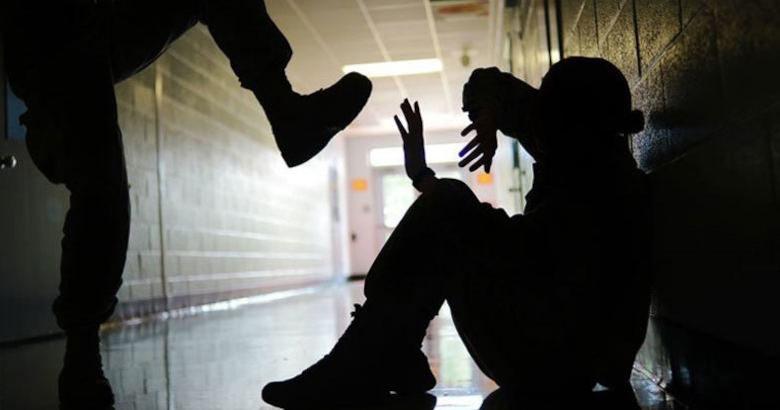 16χρονος ξυλοκοπήθηκε μέσα σε σχολικό λεωφορείο από συμμαθητές του