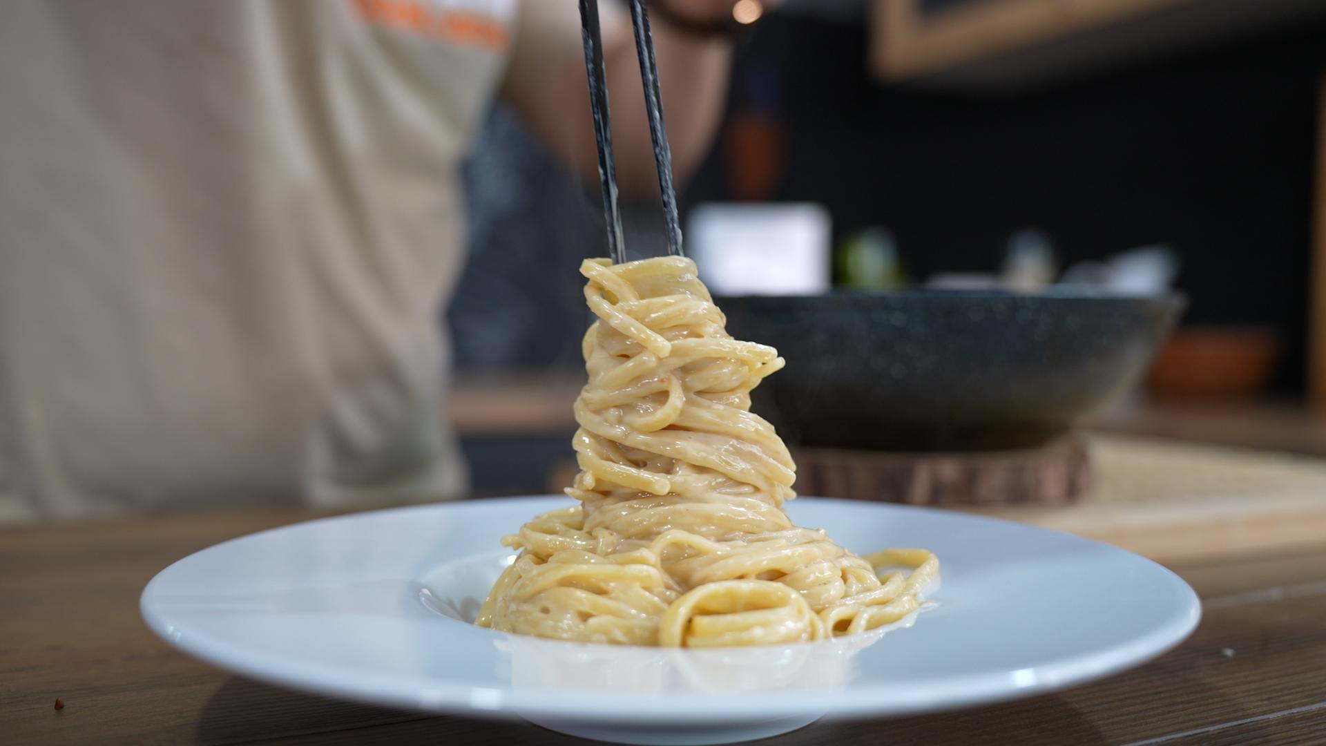 καρμπονάρα-με-λιγκουίνι-και-πεκορίνο-συνταγή- καρμπονάρα-με-λιγκουίνι-και-πεκορίνο-συνταγή-