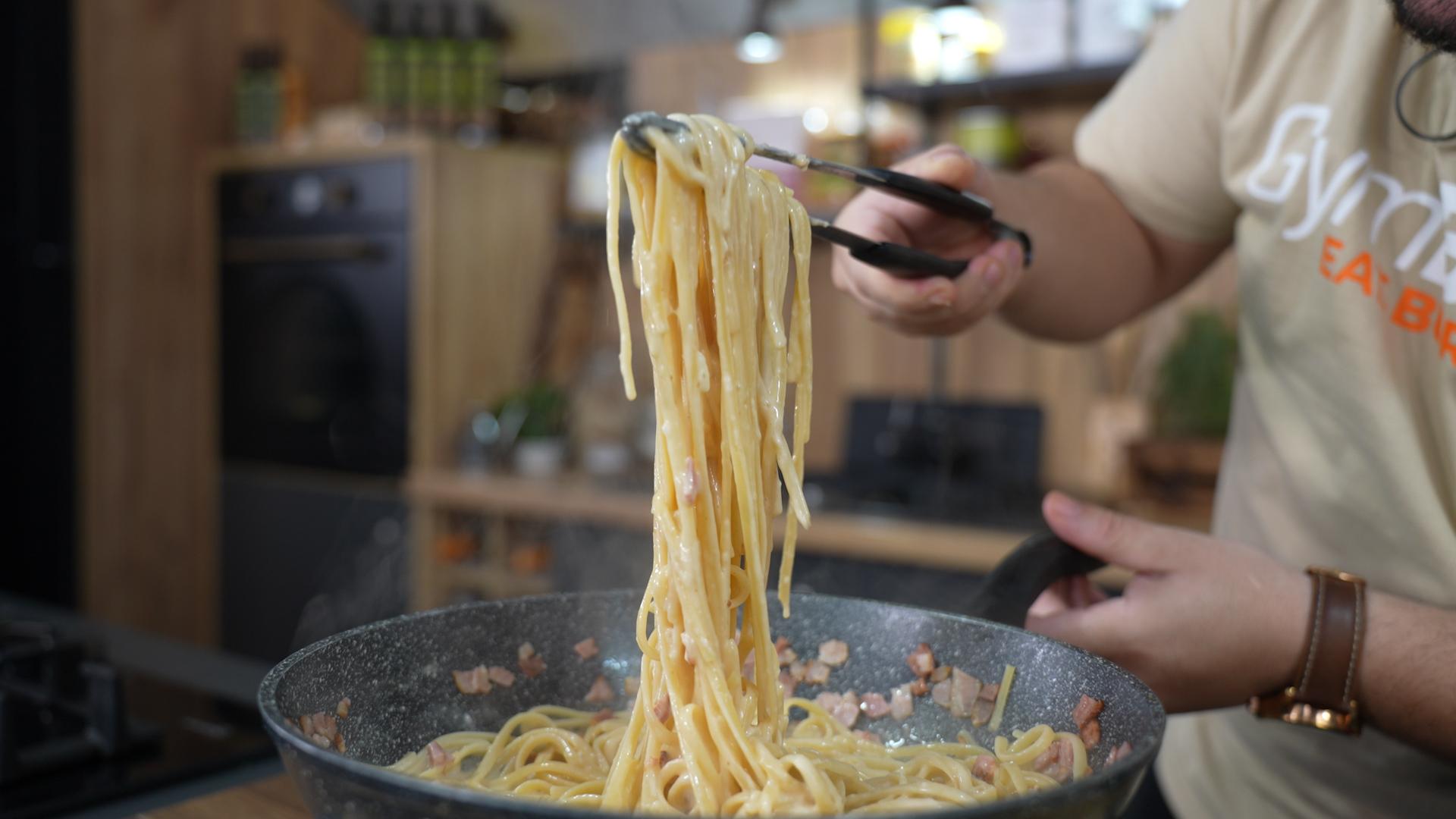 καρμπονάρα-με-λιγκουίνι-και-πεκορίνο-συνταγή- καρμπονάρα-με-λιγκουίνι-και-πεκορίνο-συνταγή-