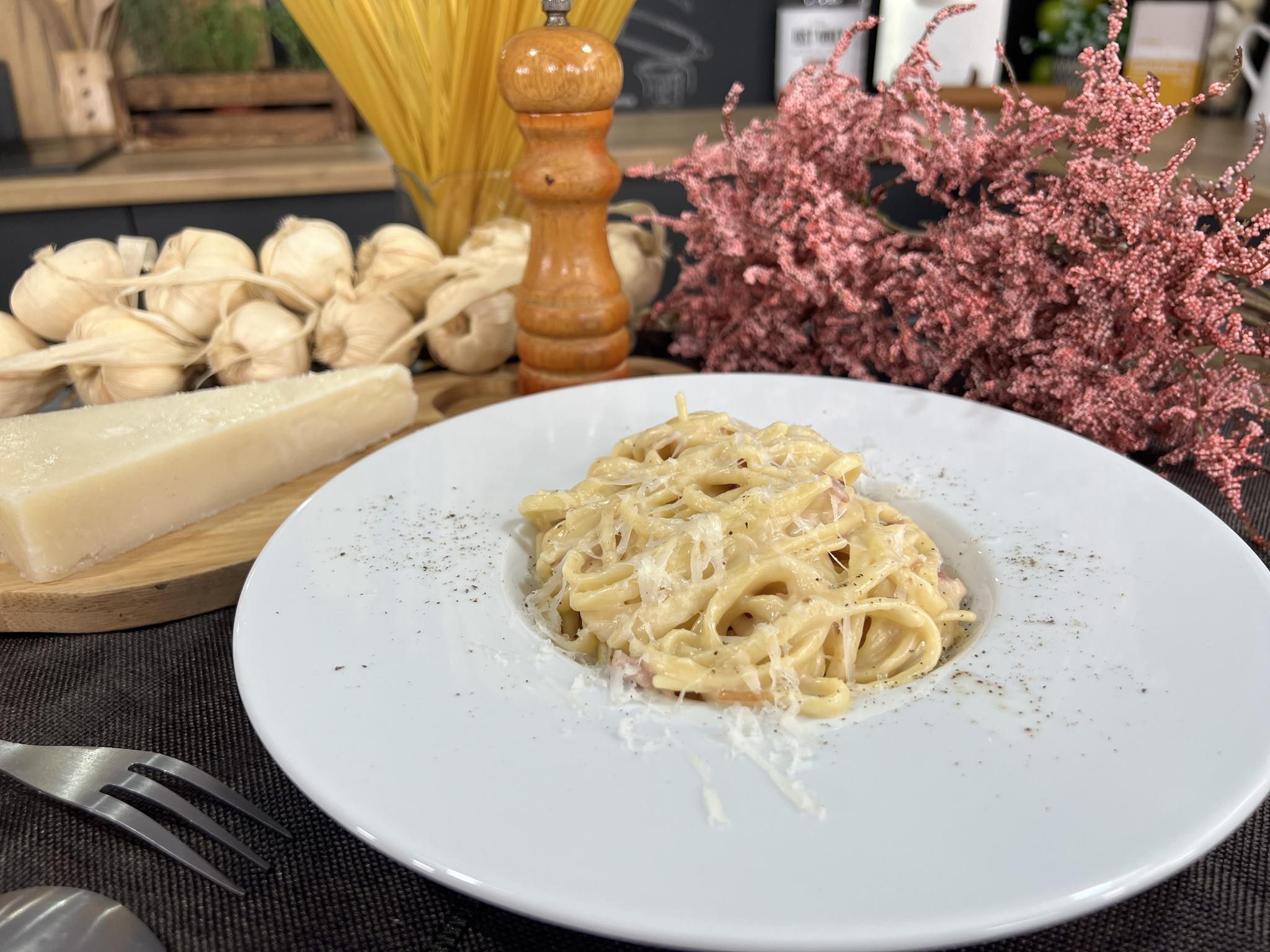 καρμπονάρα-με-λιγκουίνι-και-πεκορίνο-συνταγή- καρμπονάρα-με-λιγκουίνι-και-πεκορίνο-συνταγή-