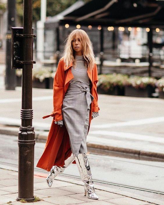 πορτοκαλί-καπαρντίνα-με-μάξι-γκρι-καρό φούστα-ιδέες-