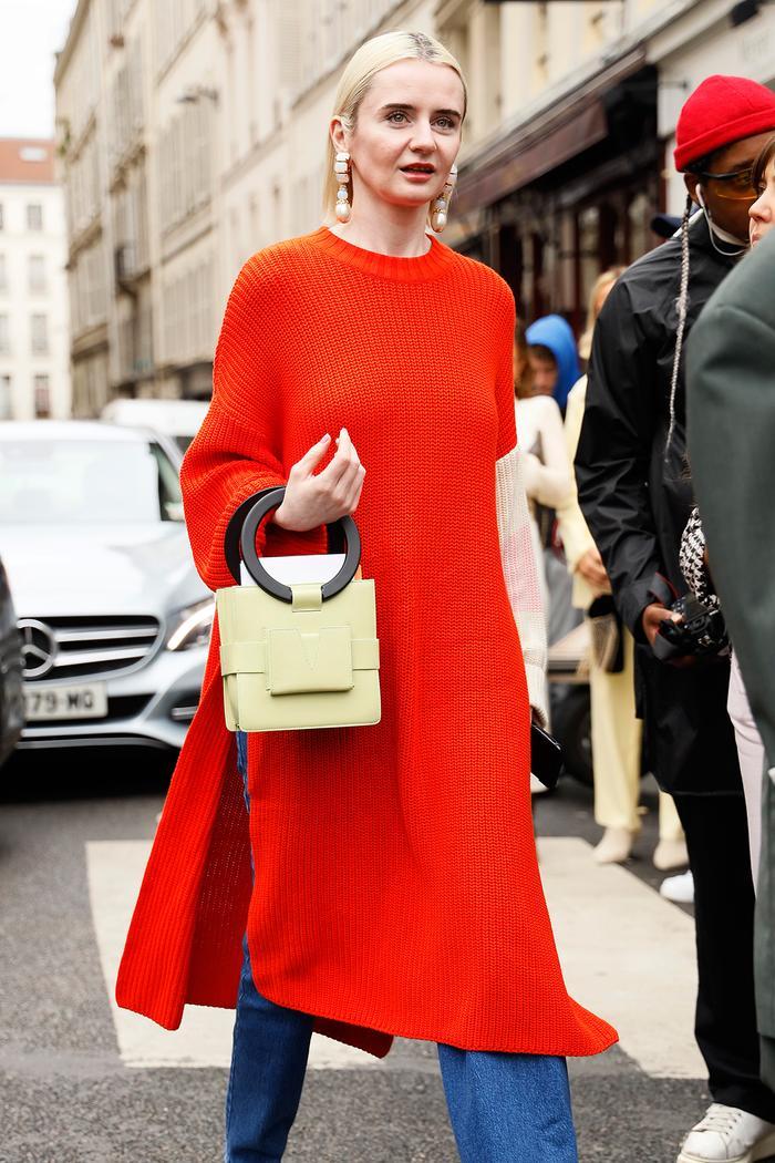 Η Αναστασία Παντούση απο το Ναυάγιο φοράει το κόκκινο πλεκτό φόρεμα που πρέπει να προσθέσεις στην γκαρνταρόμπα σου