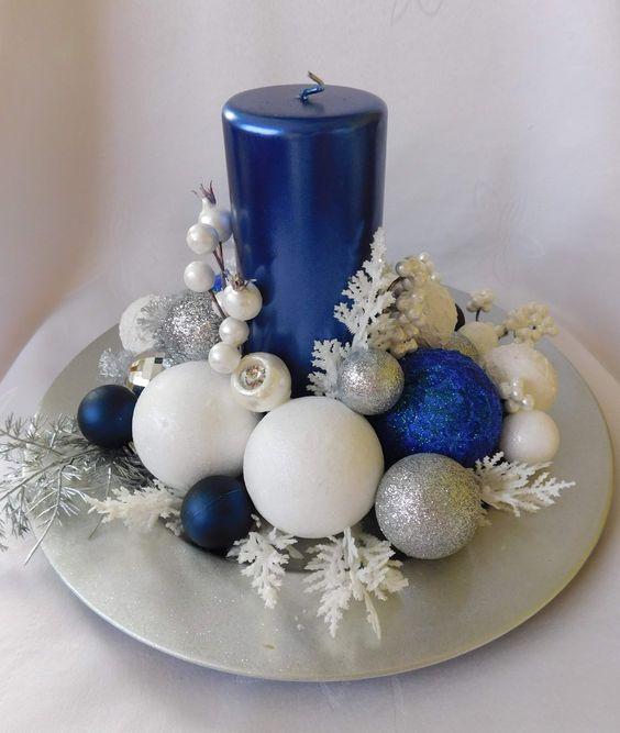χριστουγεννιάτικος δίσκος-με-μπλε-κεριά-και-στολίδια-ιδέες-