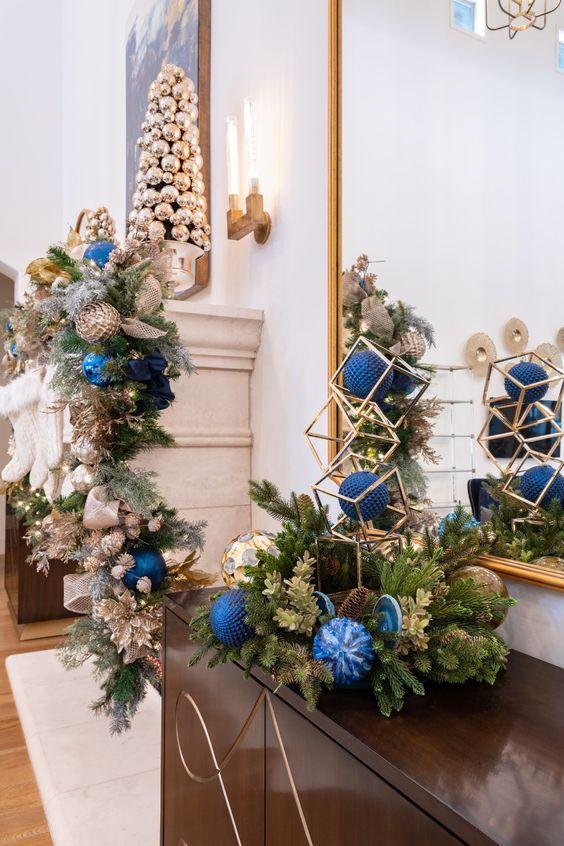 μοντέρνος-χρυσός-χριστουγεννιάτικος-δίσκος-με-πράσινες-γιρλάντες-και-μπλε Χριστουγεννιάτικες μπάλες-ιδέες-