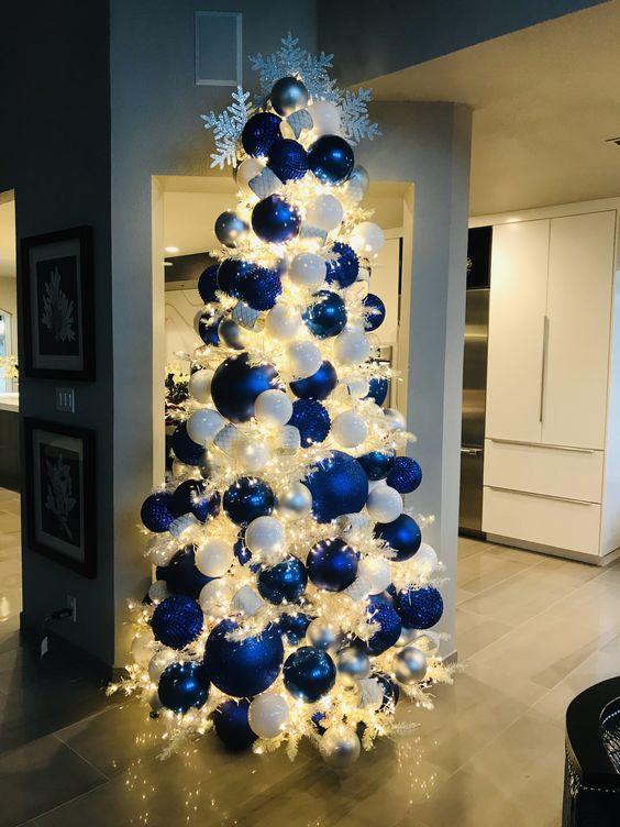 λευκό-χριστουγεννιάτικο δέντρο-με-μπλε-χριστουγεννιάτικες μπάλες-ιδέες-