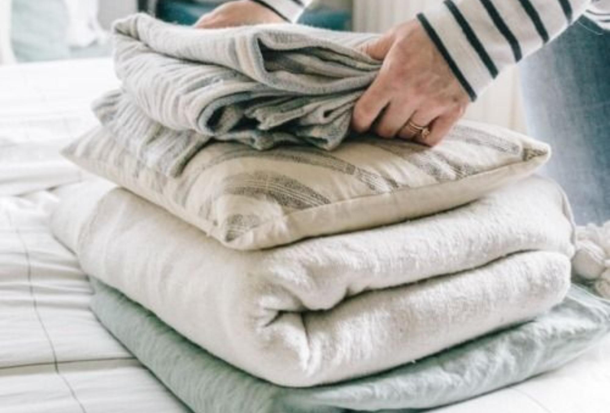 Χριστουγεννιάτικος στολισμός: Τι πρέπει να καθαρίσεις στο σπίτι πριν στολίσεις για τα Χριστούγεννα