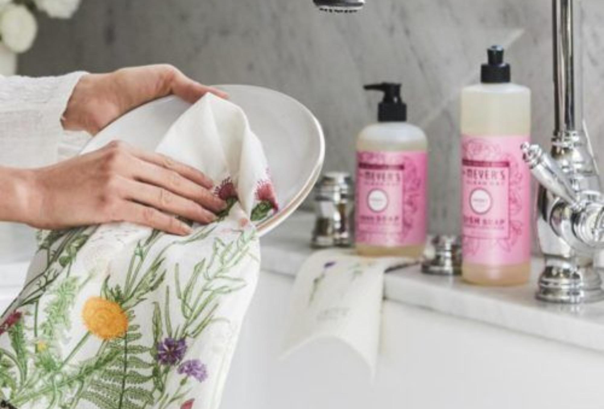 Χριστουγεννιάτικος στολισμός: Τι πρέπει να καθαρίσεις στο σπίτι πριν στολίσεις για τα Χριστούγεννα