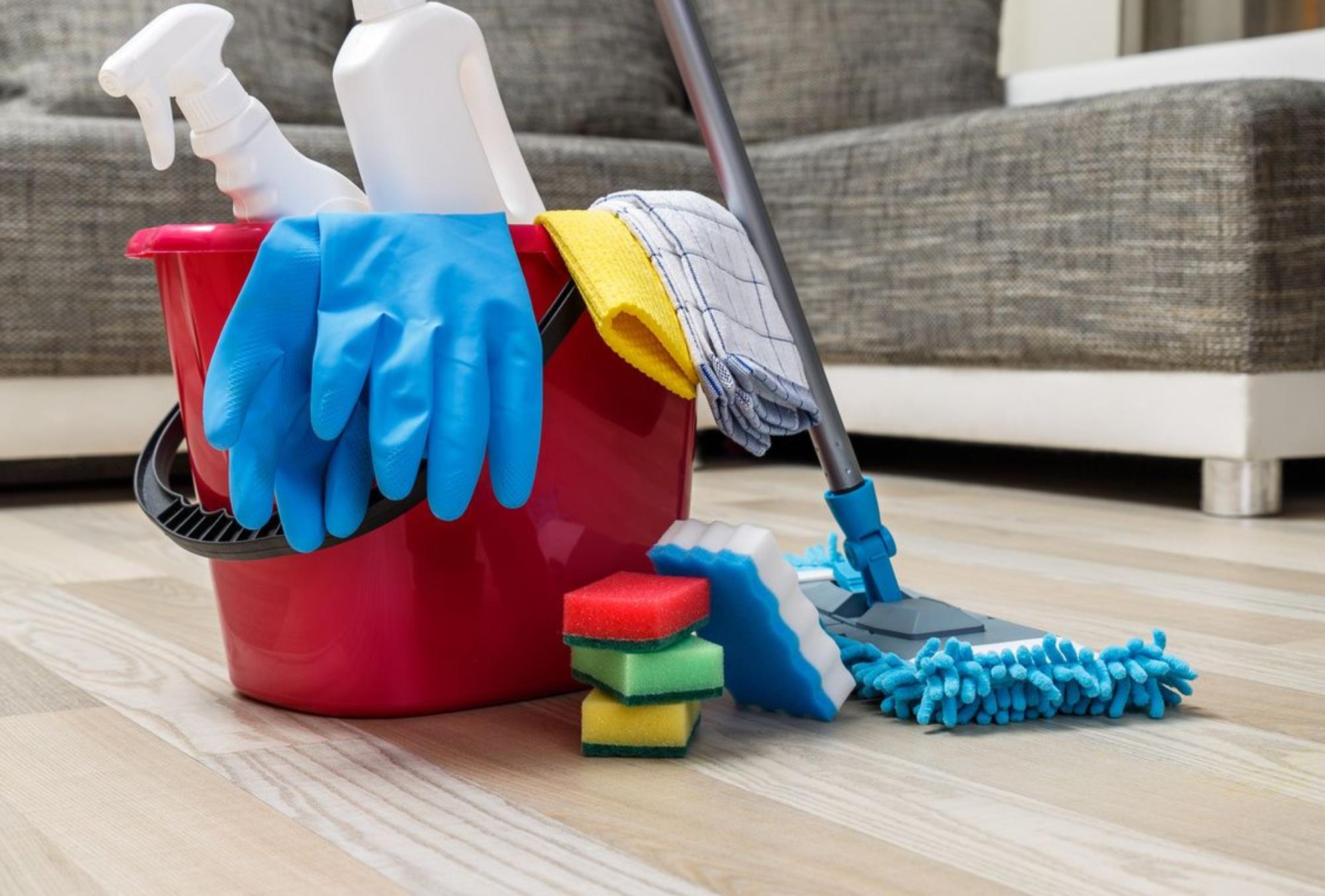 Χριστουγεννιάτικος στολισμός: Τι πρέπει να καθαρίσεις στο σπίτι πριν στολίσεις για τα Χριστούγεννα