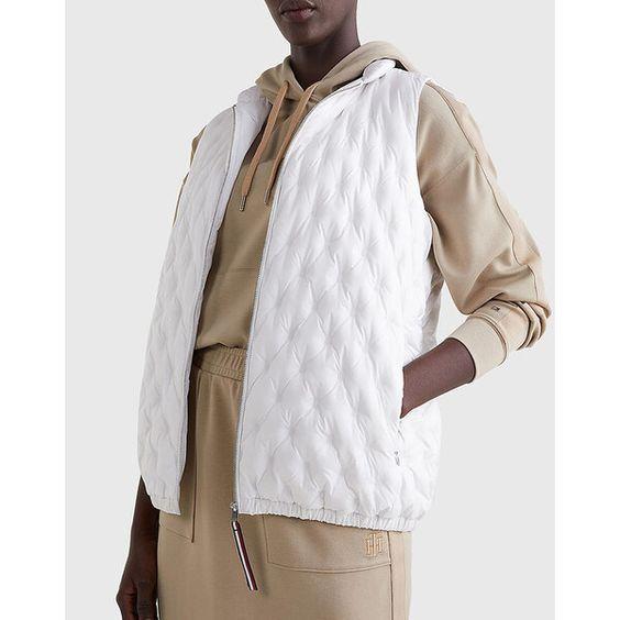 Η Ελένη Καρακάση απο τους Πανθέους φοράει το αμάνικο γυναίκειο γιλέκο κατάλληλο για την εποχή