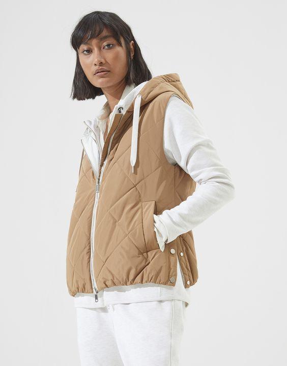 Η Ελένη Καρακάση απο τους Πανθέους φοράει το αμάνικο γυναίκειο γιλέκο κατάλληλο για την εποχή