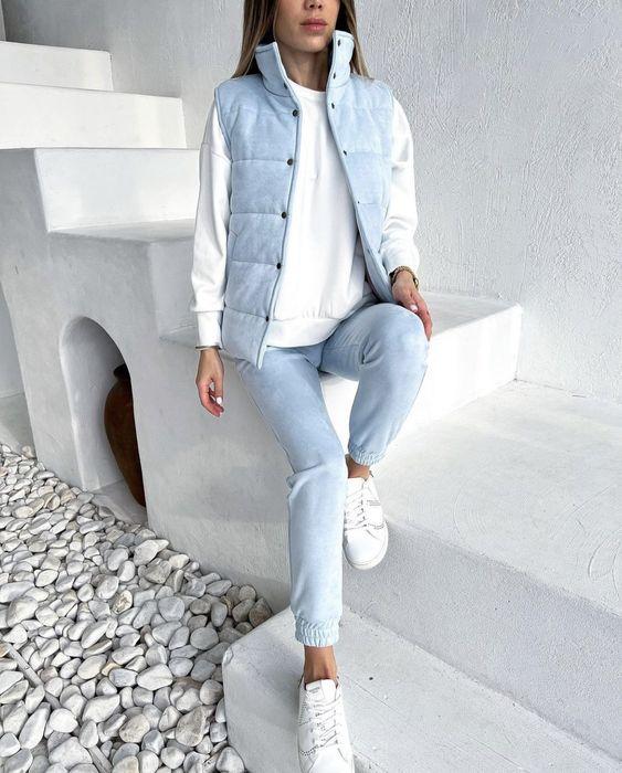 Η Ελένη Καρακάση απο τους Πανθέους φοράει το αμάνικο γυναίκειο γιλέκο κατάλληλο για την εποχή