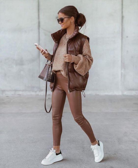 Η Ελένη Καρακάση απο τους Πανθέους φοράει το αμάνικο γυναίκειο γιλέκο κατάλληλο για την εποχή