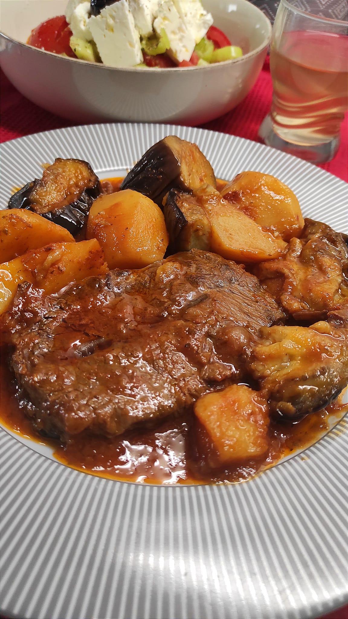 μοσχάρι-κοκκινιστό-με-μελιτζάνες-και-πατάτες-συνταγή-