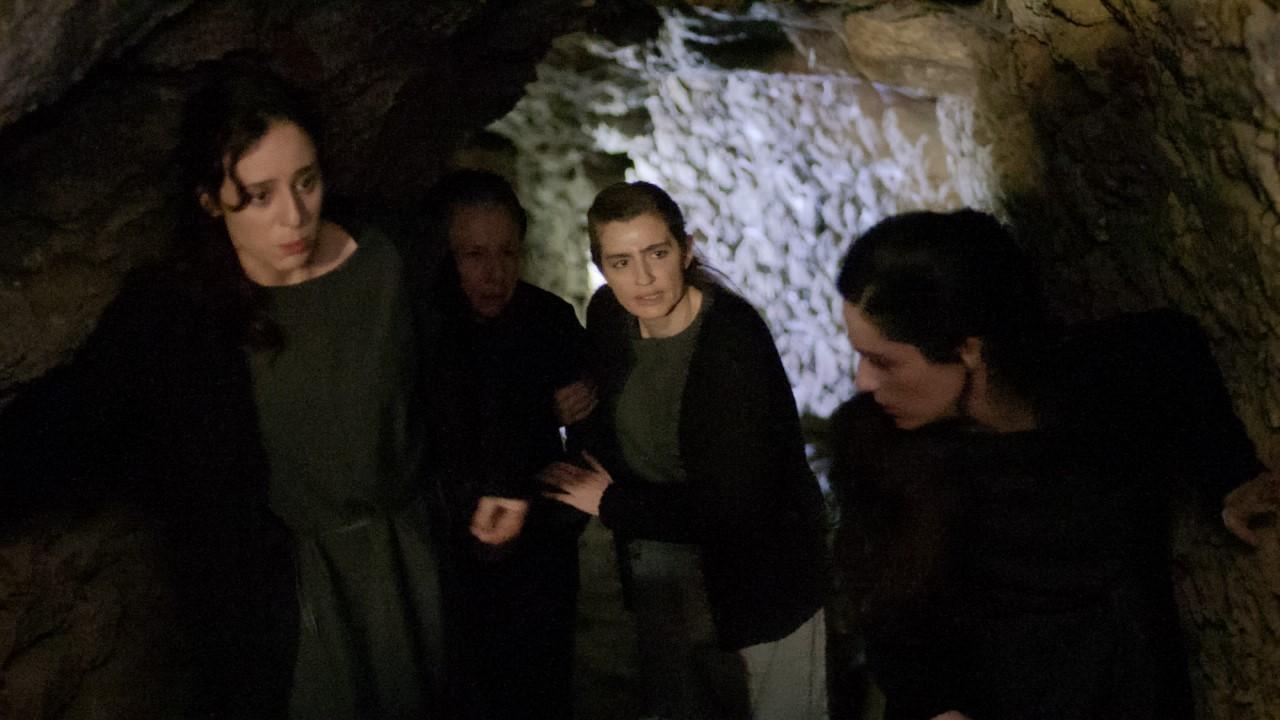 Όταν η Ρηνιώ Λάσκαρη απο την Μάγισσα ήταν συγκρατούμενη της Λενιώς στις Άγριες Μέλισσες