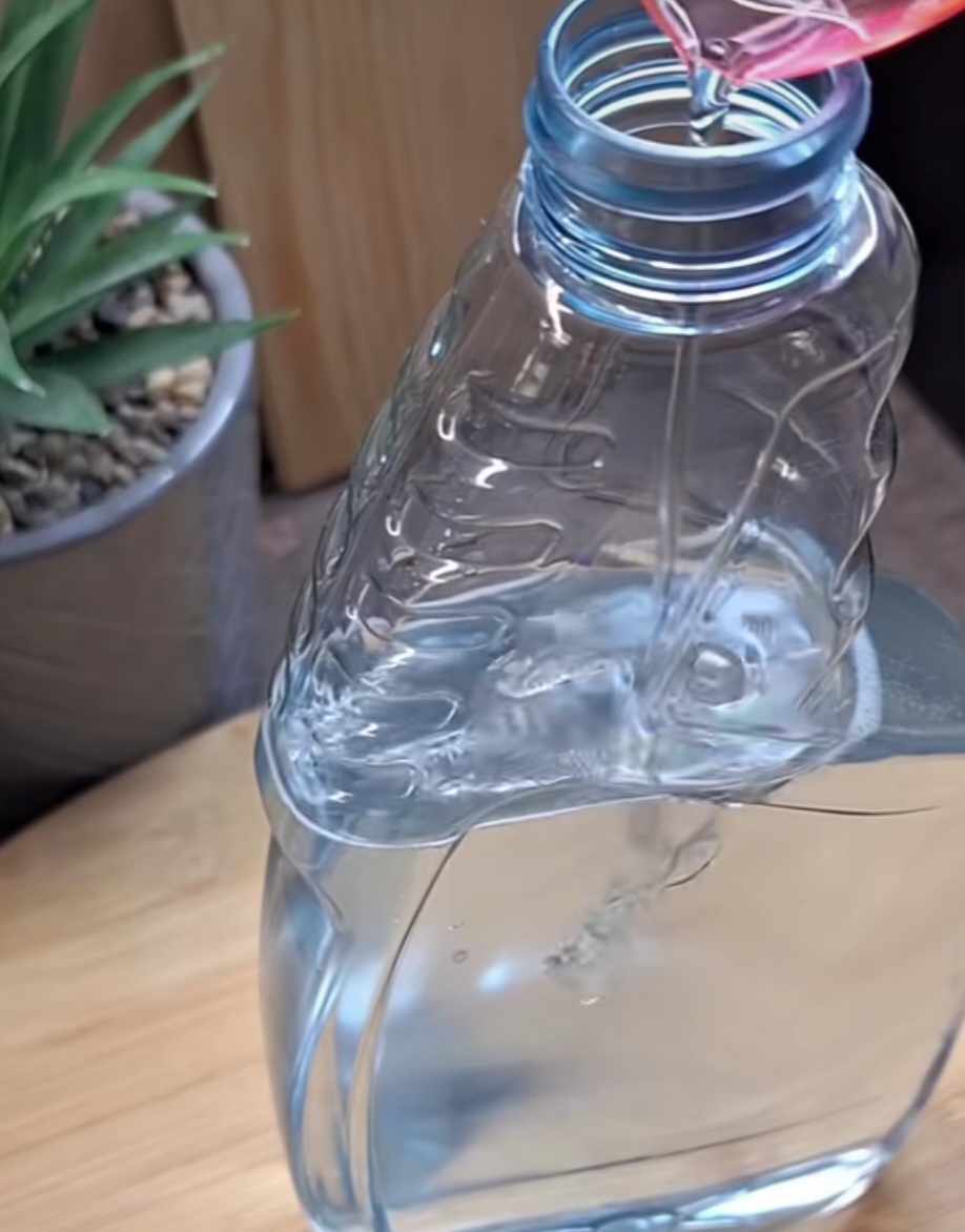 Το μαγικό DIY σπρέι που εξαφανίζει την σκόνη από τα έπιπλα και βοηθάει να μη σκονίζονται εύκολα