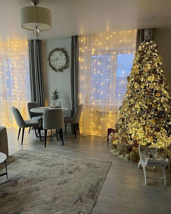 φωτάκια-πίσω-από-την-κουρτίνα-με-Χριστουγεννιάτικο δέντρο-ιδέες-